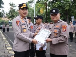 Kapolres Kepulauan Seribu Beri Penghargaan kepada Sat Binmas atas Capaian Distribusi 100 Ton Beras Bulog
