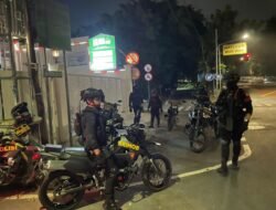 *Patroli Dini Hari Brimob–Polres Jaktim Amankan Sajam, 11 Remaja Diduga Hendak Tawuran*