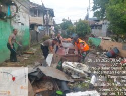 *Polsek Jatiuwung Bersama TNI, Pemerintahan dan Warga Gelar Kerja Bakti Cegah Banjir di Periuk Damai*