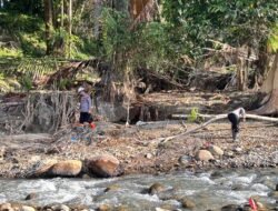 Pulihkan Pasca-Banjir Bandang, Tim SAR Resimen II Pasukan Pelopor Bersihkan Sungai di Agam