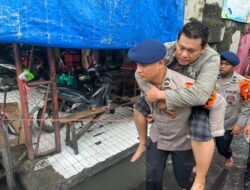 *Evakuasi Warga Terdampak Banjir, Brimob Gendong Warga Yang Sakit*