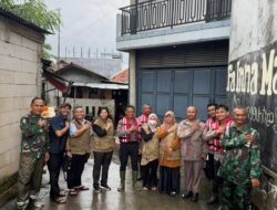 Polres Metro Bekasi Kota Terjunkan Personel dan Salurkan 500 Paket Makanan untuk Korban Banjir di Teluk Pucung