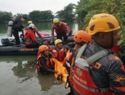 *Tim SAR Brimob Polda Metro Evakuasi Ibu-ibu yang Tenggelam di Danau Bekasi*