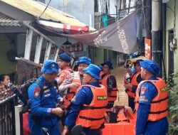*54 Rumah Terdampak Banjir di Kebon Pala, Tim SAR Ditpolairud Polda Metro Jaya Evakuasi Warga*