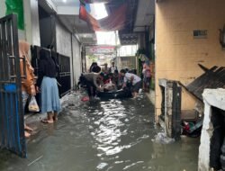 *Evakuasi Warga Terdampak Banjir, Brimob Gendong Warga Yang Sakit*