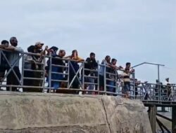 Respons Cepat Dit Polairud Polda Jatim Selamatkan Dua Anak Terjebak Lumpur di Wisata Kenjeran