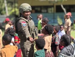 *Tawa Anak-Anak Puncak Jaya Pecah di Kelas, Saat Polisi Datang Bukan untuk Menangkap, tapi Mengajar*