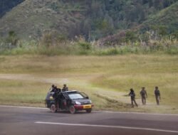 *Satgas Operasi Damai Cartenz Jaga Keamanan Bandara Bilogai, Pastikan Akses Logistik Warga Intan Jaya Tetap Lancar*