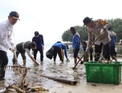 Kapolres Kepulauan Seribu Bersama Forkopimkab Laksanakan Kerja Bakti dan Penanaman Mangrove di Pulau Tidung Kecil