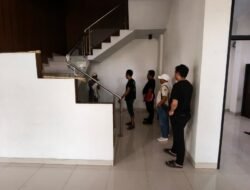 *Tak Terima Diklakson, Pemotor Rusak Spion Mobil di Tangsel*