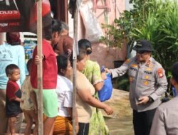 *Kapolda Metro Jaya Bagikan Sembako ke Warga Terdampak Banjir di Muara Gembong*