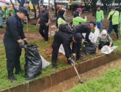 Brimob Metro Jaya Gelar Kerja Bakti “Jaga Jakarta Bersih” di Danau Cincin, Jakarta Utara.