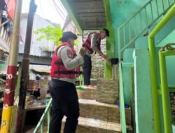 *Jelang Ramadhan, Dit Samapta Polda Metro Jaya Bersih-bersih Mushola Terdampak Banjir Di Jaktim