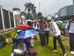 *Pelayanan Humanis Polisi di Aksi Guru Madrasah, Bagikan Roti hingga Air Mineral*