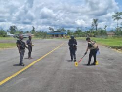 *Olah TKP di Bandara Koroway Batu, Satgas Ops Damai Cartenz-2026 Amankan Barang Bukti Penembakan Pesawat*