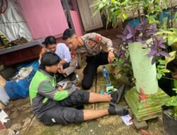 *Disela-Sela Siaga Banjir, Samapta PMJ Bersihkan Musala dan Tolong Korban Kecelakaan di Mampang*