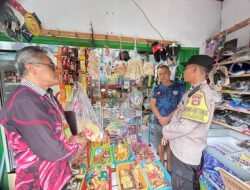 Bhabinkamtibmas Pulau Kelapa Dampingi Pemantauan Harga Kebutuhan Pokok di Kepulauan Seribu Utara
