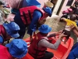 *Dari Evakuasi Bayi Sampai Motor, Ditpolairud Polda Metro Jaya Langsung Aksi Tangani Banjir di Kebon Pala*