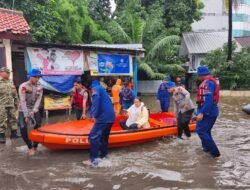 *Banjir Rendam Pondok Karya Jaksel, Polisi-TNI Prioritaskan Evakuasi Kelompok Rentan*