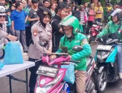 *Jumat Peduli Polda Metro Jaya, Ojol dan PHL Terima 500 Paket Sembako*