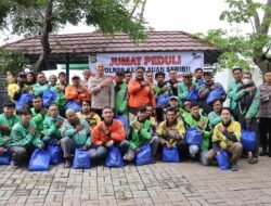 Momentum Ramadan, Polres Kepulauan Seribu Gelar Jumat Peduli dan Salurkan Paket Sembako kepada Pengemudi Ojol di Marina Ancol