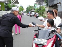 *Brimob Polda Metro Jaya Bagi Takjil untuk Warga di Depan Mako Gegana*