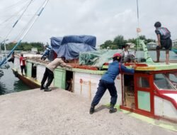 RESPON CEPAT PENGADUAN MELALUI 110, POLRES KEPULAUAN SERIBU TINDAK LANJUTI KM BIMO RUCI TEROMBANG-AMBING DI PERAIRAN PULAU LAKI