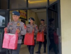 *Brimob Polda Metro Jaya Berbagi Takjil, Pengguna Jalan di Ciputat Sambut Hangat