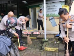 Program Bang Jasri Digelar Serentak, Personel Polres Kepulauan Seribu Kompak Bersih-Bersih Masjid