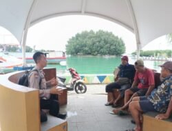 Bhabinkamtibmas Pulau Kelapa Ajak Warga Jaga Kamtibmas dan Sosialisasikan Hotline 110