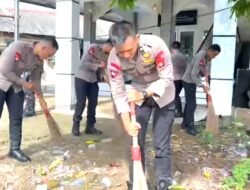 *Jaga Kebersihan Rumah Ibadah, Brimob PMJ Korvey Lingkungan Masjid Al Mubarokah*