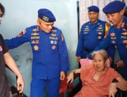 *Ditpolairud Polda Metro Jaya Beri Kursi Roda untuk Lansia Pesisir Kali Adem*
