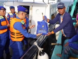 Satpolairud Polres Kepulauan Seribu Gelar Jumat Peduli, Bagikan Sembako dan Takjil kepada Nelayan di Laut serta Sosialisasikan Call Center 110