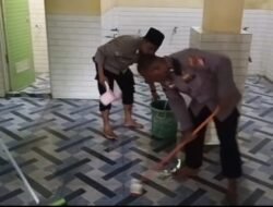 Program Bang Jasri Digelar Serentak, Personel Polres Kepulauan Seribu Kompak Bersih-Bersih Masjid