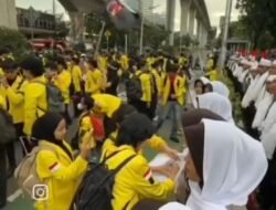 *Aksi Penyampaian Pendapat di Mabes Polri; Mahasiswi Berjaket Kuning Ambil dan Coret Kain Penutup Kepala Polwan*