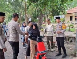 Polsek Kepulauan Seribu Selatan Bersama Satpol PP Bagikan Takjil kepada Warga Pulau Tidung