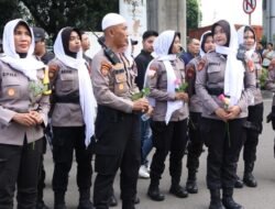 *SEJUKKAN RAMADHAN, POLDA METRO JAYA KEDEPANKAN PENDEKATAN HUMANIS DAN TIM SHOLAWAT DALAM PELAYANAN PENYAMPAIAN ASPIRASI MAHASISWA*