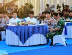 Kapolri Paparkan Upaya Presiden Prabowo Selesaikan Konflik Global  JABAR – Kapolri Jenderal Listyo Sigit Prabowo memaparkan pelbagai upaya kuat Pemerintah Indonesia untuk menyelesaikan konflik global yang sedang terjadi.  Hal tersebut disampaikan Kapolri dalam acara Silaturahmi Ramadhan di Polda Jawa Barat, pada Rabu (4/3/2026).   Sigit mulanya menyinggung situasi global yang sedang tidak baik-baik saja pasca-peningkatan eskalasi antara Iran dengan Amerika Serikat dan Israel. Ia berharap ketegangan yang sedang terjadi saat ini dapat segera terselesaikan.  Kemudian, Sigit menyinggung upaya Pemerintah khususnya Presiden Prabowo Subianto dalam melaksanakan politik bebas aktif sebagai negara nonblok untuk menciptakan perdamaian.   “Tentunya kita ingin situasi global yang ada ini bisa segera selesai dan Pemerintah tentunya saat ini terus berjuang untuk ikut aktif segera menyelesaikan konflik-konflik yang ada sehingga kemudian perdamaian juga bisa muncul,” kata Sigit.  “Bapak Presiden setiap hari selalu berdiskusi dengan beberapa negara baik di Asia Tenggara maupun Timur Tengah untuk membahas bagaimana agar eskalasi global yang memanas ini bisa segera terkendali,” tambah Sigit menekankan.  Selain itu, Sigit mengatakan Presiden Prabowo juga terus melakukan konsolidasi dan menerima masukan dari pelbagai pihak terkait situasi yang terjadi dewasa ini dan upaya mitigasinya.  Oleh karenanya, ia meminta agar seluruh pihak dapat saling bahu-membahu mendukung program Pemerintah khususnya terkait ketahanan pangan dan energi di tengah situasi global yang memanas.  “Di satu sisi kita menghadapi eskalasi dan dampaknya yang tentunya apabila ini tidak kita kelola dengan baik dampaknya terhadap ekonomi pasti terasa dan apabila tidak bisa dijaga pasti akan mengarah ke situasi ataupun masalah sosial,” tutup Sigit.