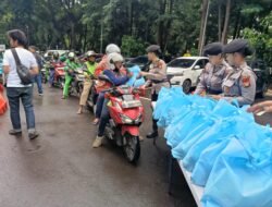 *Jumat Peduli Polda Metro Jaya: 350 Paket Sembako Disalurkan ke Driver Ojol dan PHL*