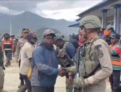 *Aparat Gabungan Satgas Ops Damai Cartenz bersama Polres Puncak Amankan Aksi Masyarakat di Ilaga, Situasi Berlangsung Aman dan Kondusif*