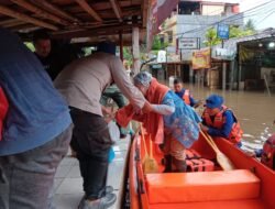 *Polairud Polda Metro Jaya Evakuasi Warga Terdampak Banjir di Pondok Karya Jaksel