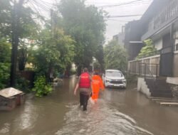 *Respons Cepat Banjir Pondok Karya, Ditsamapta Polda Metro Jaya Turun Evakuasi Warga*
