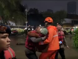 *Brimob Metro Jaya Evakuasi Lansia 84 Tahun di Tengah Banjir Pondok Karya*