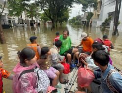 *Tim SAR Brimob Metro Jaya Bantu Evakuasi Warga Terdampak Banjir di Tangerang*
