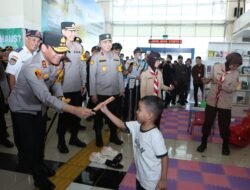 *Kapolda Metro Jaya Sapa Anak-anak di Terminal Pulogebang, Bagikan Cokelat di Ruang Ramah Anak*