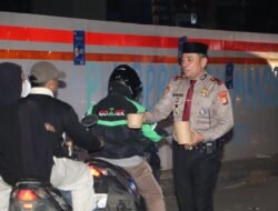 *Ramadhan Berkah, Ditpamobvit PMJ Bersama Masyarakat Pecinta Polri Turun ke Jalan Bagikan Sahur*
