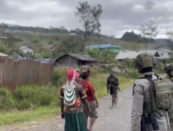 – Patroli Humanis Ops Damai Cartenz Hadirkan Senyum dan Rasa Aman bagi Warga Sinak*