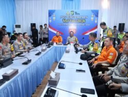 *Kapolda Metro Jaya Hingga Kepala Basarnas Cek Pos Pelayanan Pengamanan Cikunir, Pastikan Arus Mudik Aman dan Lancar*