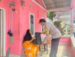 Ramadhan Peduli, Bhabinkamtibmas Pulau Sabira Salurkan Bantuan Sembako dan Santunan kepada Lansia Dhuafa