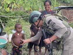 *Sentuhan Humanis di Sinak: Satgas Damai Cartenz Bangun Kepercayaan Lewat Interaksi Anak-anak*